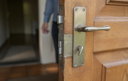 découvrez comment le blindage de porte existante offre une protection renforcée et efficace contre les cambriolages, assurant ainsi la sécurité de votre domicile.