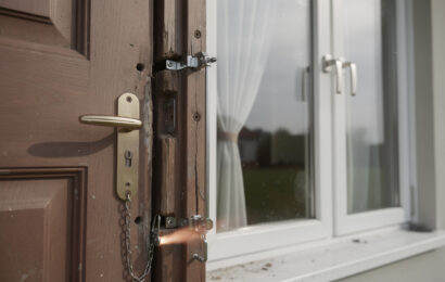 découvrez les erreurs à éviter pour une sécurisation rapide et efficace de votre maison après une effraction, et protégez votre foyer en toute sérénité.