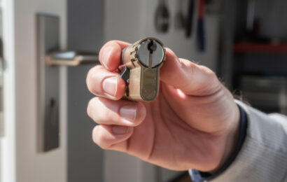 découvrez comment identifier un cylindre de haute sécurité pour protéger efficacement votre domicile et éviter les arnaques grâce à nos conseils pratiques et astuces.