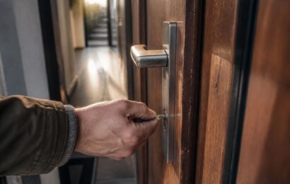 découvrez nos conseils pratiques pour choisir un serrurier fiable et éviter les arnaques lors de la réparation ou de l'installation de votre porte d'entrée.