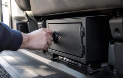 découvrez notre coffre-fort compact spécialement conçu pour véhicules, offrant une sécurité optimale et une installation facile, la solution idéale pour les professionnels en déplacement.